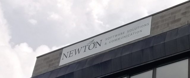 Insegna Newton Affissa